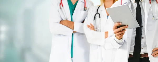 Groupe Des Professionnels Santé Médecin Professionnel Travaillant Dans Bureau Clinique — Photo