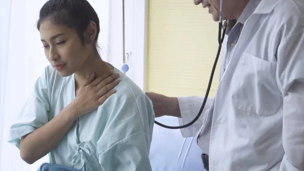 Médico Médico Que Atiende Paciente Enfermo Hospital Clínica Médica —  Fotos de Stock