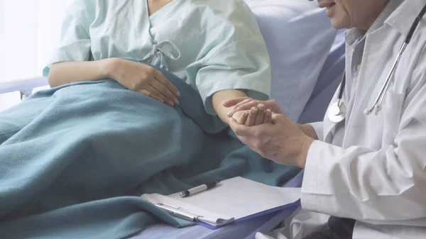 Arzt Oder Ärztin Die Sich Kranke Patienten Krankenhaus Oder Der — Stockfoto