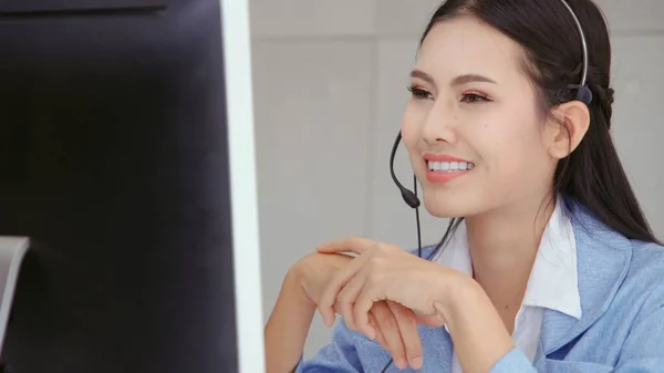 Kundendienstmitarbeiter Oder Call Center Mit Headset Arbeiten Desktop Computer Während — Stockfoto