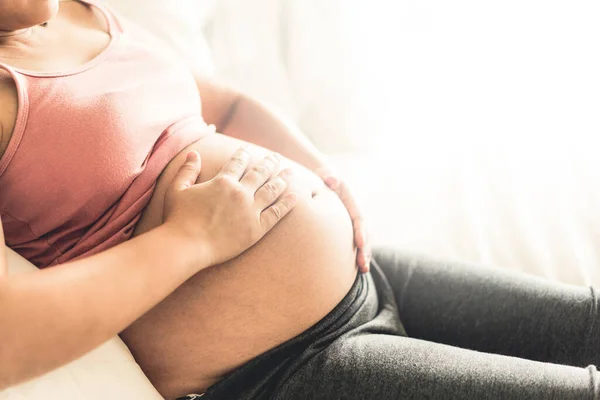 Mulher Grávida Sentindo Feliz Casa Enquanto Cuida Seu Filho Jovem — Fotografia de Stock