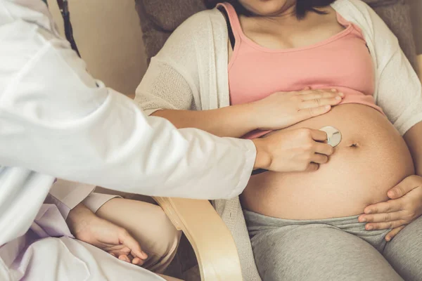 Lycklig Gravid Kvinna Besöker Gynekolog Läkare Sjukhus Eller Medicinsk Klinik — Stockfoto