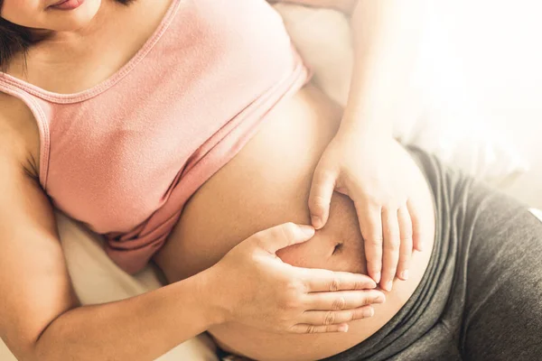 Mujer Embarazada Sintiéndose Feliz Casa Mientras Cuida Futuro Hijo Atención — Foto de Stock