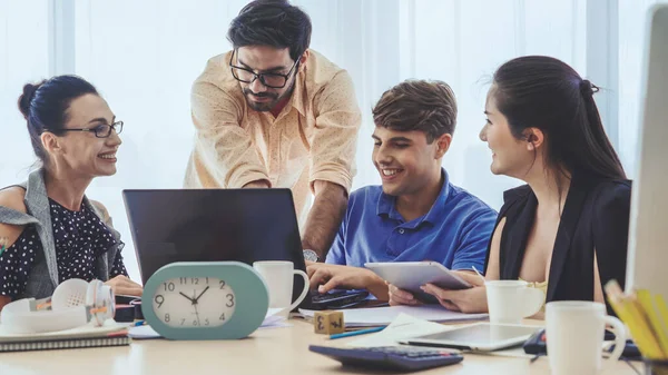 Reunión Grupal Creativos Empresarios Diseñadores Artistas Escritorio Oficina Trabajo Equipo — Foto de Stock