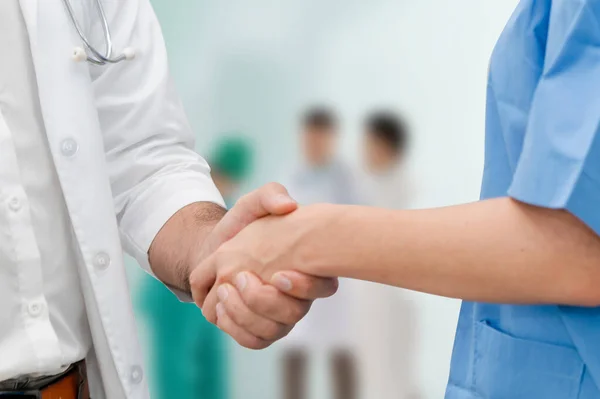 医生在医院与另一位医生握手 医护人员团队合作与医疗服务理念 — 图库照片