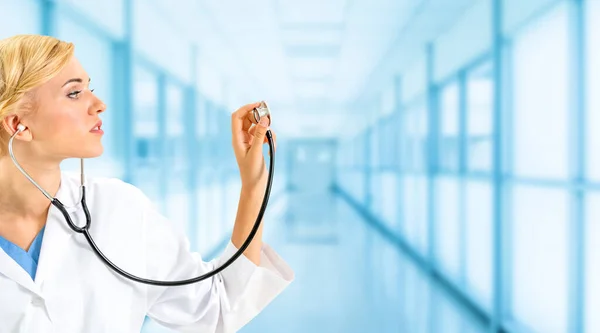 Lékařka pracující v nemocniční ordinaci. — Stock fotografie