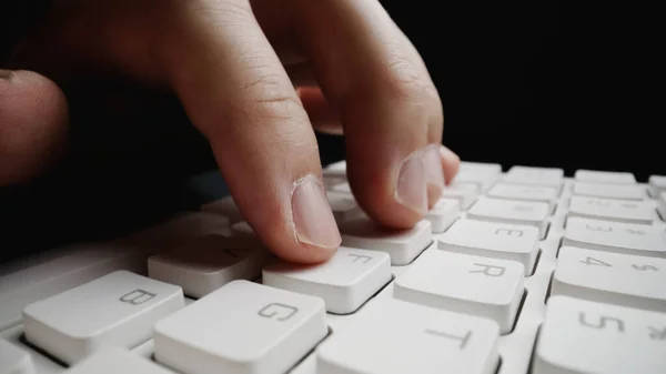 Πληκτρολογήστε Απαλά Δάχτυλα Στο Πληκτρολόγιο Άνθρωπος Χέρι Χρησιμοποιώντας Φορητό Υπολογιστή — Φωτογραφία Αρχείου