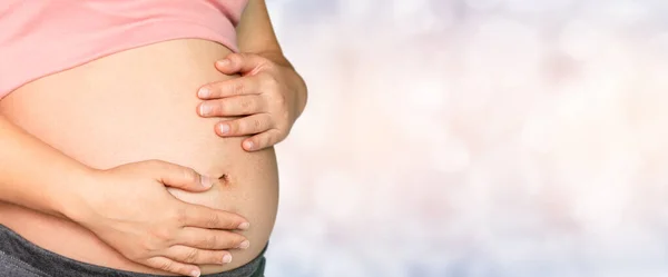 Mujer Embarazada Pie Fondo Abstracto Concepto Embarazo Cuidado Maternidad — Foto de Stock