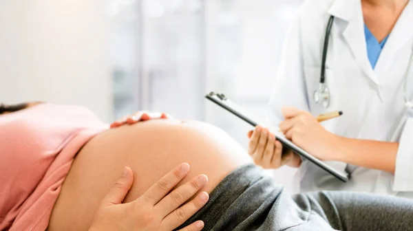 Mujer embarazada y médico ginecólogo en el hospital — Foto de Stock