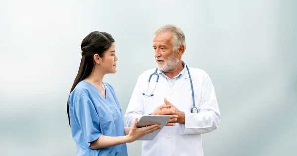 Senior Arts Werken Met Jonge Dokter Het Ziekenhuis Medisch Personeel — Stockfoto