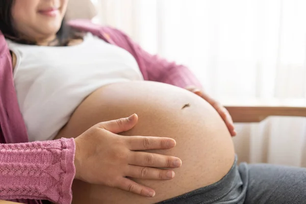 Беременная Женщина Чувствует Себя Счастливой Дома Заботясь Своем Будущем Ребенке — стоковое фото