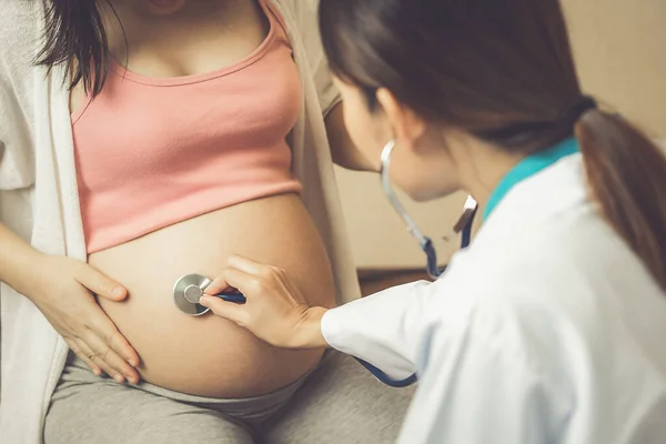 Kobieta w ciąży i lekarz ginekolog w szpitalu — Zdjęcie stockowe