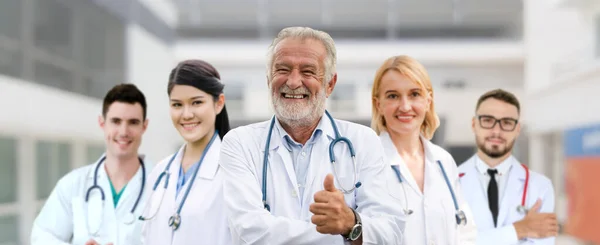 Médico Profesional Que Trabaja Consultorio Clínica Hospitalaria Con Otros Médicos —  Fotos de Stock