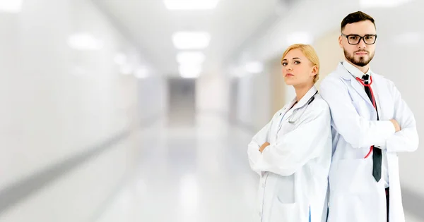 Γιατρός Που Δουλεύει Άλλον Γιατρό Στο Νοσοκομείο Υγειονομική Και Ιατρική — Φωτογραφία Αρχείου