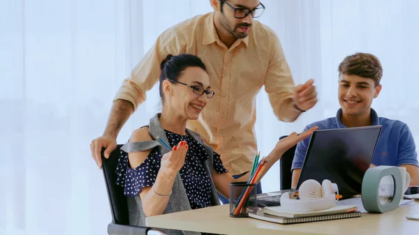 Reunión Grupal Creativos Empresarios Diseñadores Artistas Escritorio Oficina Trabajo Equipo — Foto de Stock