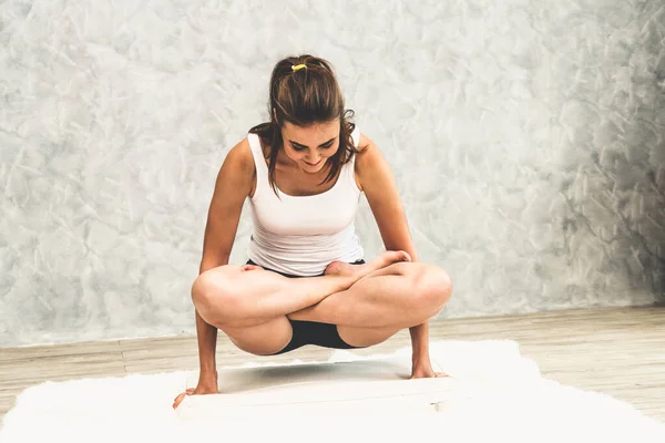 Joven Hermosa Mujer Haciendo Ejercicio Yoga Alfombra Casa Sala Estar —  Fotos de Stock