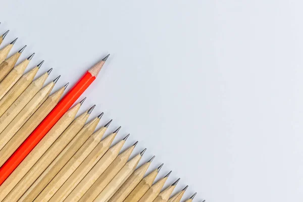 Lápis Diferente Destacando Dos Outros Mostrando Conceito Pensamento Negócios Único — Fotografia de Stock