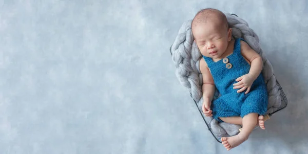 Adorable Bebé Recién Nacido Durmiendo Una Habitación Acogedora Lindo Retrato — Foto de Stock