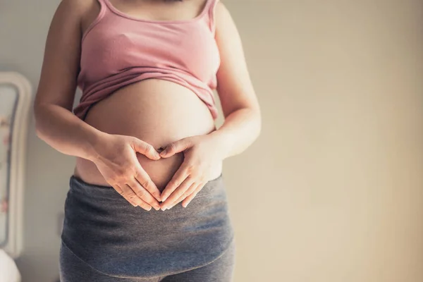 妊娠中の女性は将来の子供の世話をしながら家で幸せを感じています 産前産後ケアと女性妊娠の概念 — ストック写真