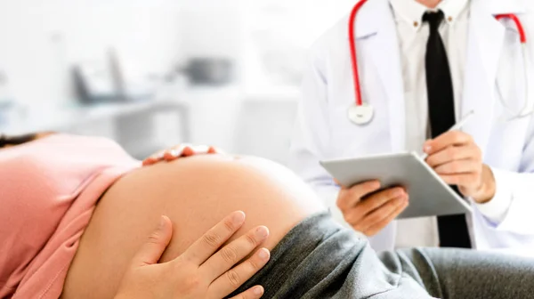 Gravid kvinna och gynekolog doktor vid sjukhuset — Stockfoto