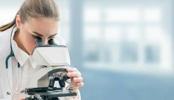 Wetenschapper Onderzoeker Met Behulp Van Microscoop Laboratorium Medische Gezondheidszorg Technologie — Stockfoto