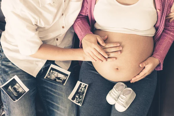 一对怀孕的夫妻在家里感到爱和放松 产妇和孕期护理的概念 — 图库照片