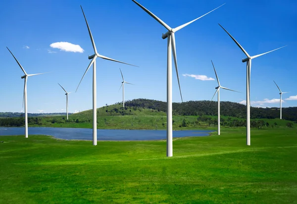 Ветряная электростанция в красивом природном ландшафте . — стоковое фото