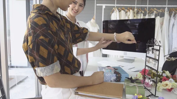 Futuro Cliente Noiva Conversando Com Loja Casamento Lojista Para Comprar — Fotografia de Stock