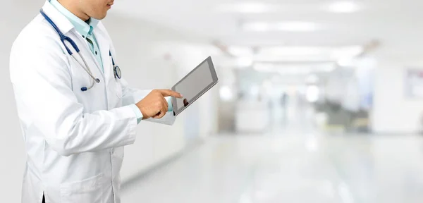 Médico Masculino Usando Computador Tablet Hospital Pessoal Investigação Médica Serviço — Fotografia de Stock