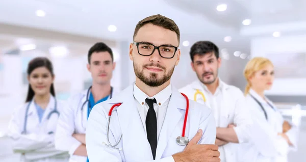 Medico Professionista Che Lavora Nello Studio Ospedaliero Clinica Con Altri — Foto Stock