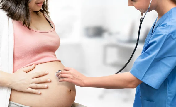 Mujer embarazada y médico ginecólogo en el hospital — Foto de Stock