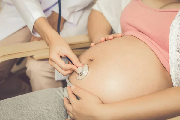 Donna incinta e ginecologo medico presso l'ospedale — Foto Stock