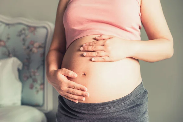 Mulher Grávida Sentindo Feliz Casa Enquanto Cuida Seu Futuro Filho — Fotografia de Stock