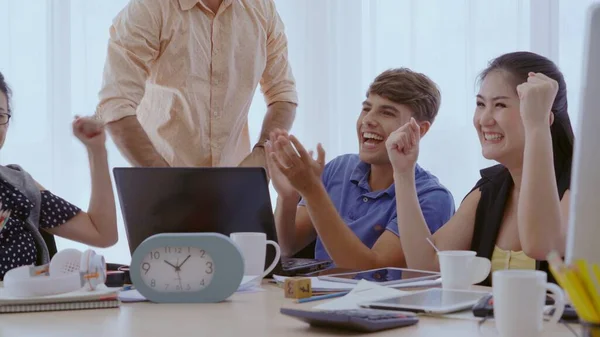 Gente Negocios Exitosa Grupo Celebrando Éxito Del Proyecto Oficina Ganador — Foto de Stock