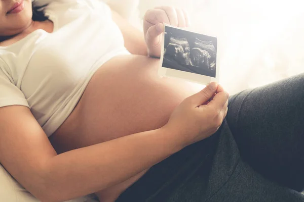 Mujer Embarazada Sintiéndose Feliz Casa Mientras Cuida Futuro Hijo Atención — Foto de Stock