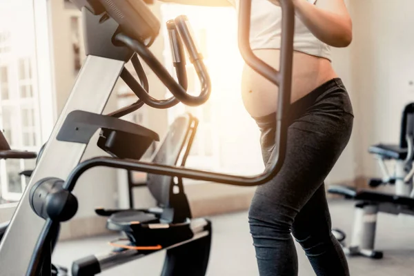 Mujer Embarazada Activa Haciendo Ejercicio Gimnasio Sala Yoga —  Fotos de Stock