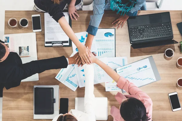 Teamwork Geschäftsleute Schließen Sich Bei Treffen Zusammen — Stockfoto