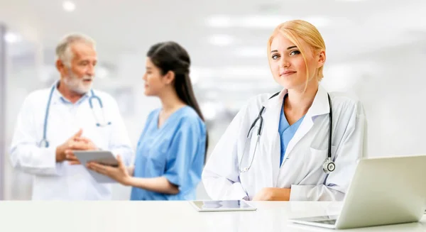 Professioneller Arzt Der Krankenhausbüro Oder Klinik Mit Anderen Ärzten Krankenschwestern — Stockfoto