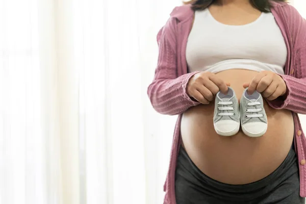 Zwangere Vrouw Die Zich Gelukkig Voelt Terwijl Voor Haar Toekomstige — Stockfoto