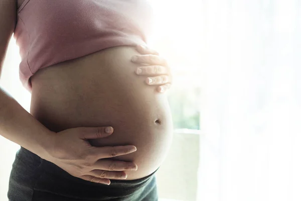 Mujer Embarazada Sintiéndose Feliz Casa Mientras Cuida Futuro Hijo Atención — Foto de Stock