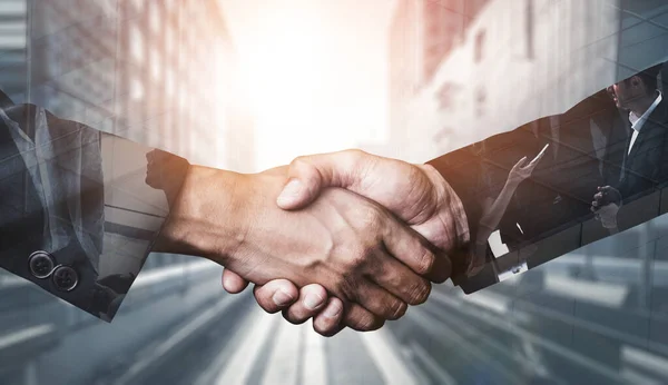 ビジネス取引のパートナーシップの成功を背景に 市役所ビルで握手するビジネスマンの二重暴露画像 企業チームワーク トラストパートナー 労働契約の概念 — ストック写真