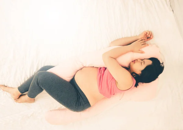 Счастливая Беременная Женщина Спит Кровати Спальне Дома Отдыха Снятия Стресса — стоковое фото
