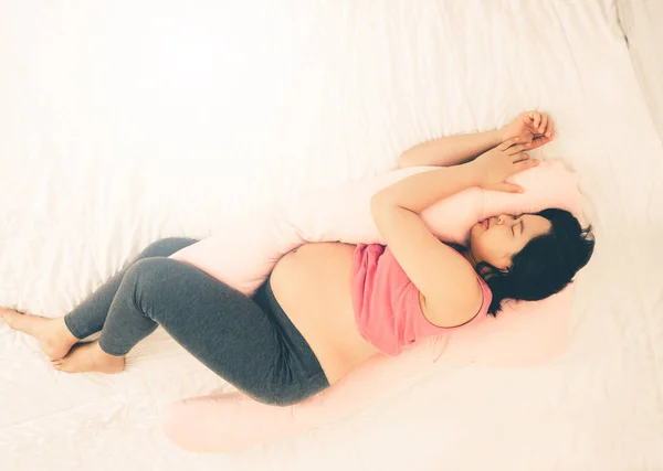 Mulher Grávida Feliz Dormindo Cama Quarto Casa Para Descanso Alívio — Fotografia de Stock