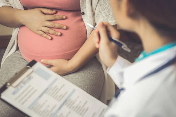 Donna incinta e ginecologo medico presso l'ospedale — Foto Stock