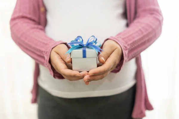 Mulher Grávida Sentindo Feliz Casa Enquanto Cuida Seu Futuro Filho — Fotografia de Stock