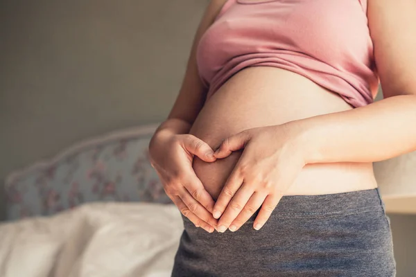 Mujer Embarazada Sintiéndose Feliz Casa Mientras Cuida Futuro Hijo Atención — Foto de Stock
