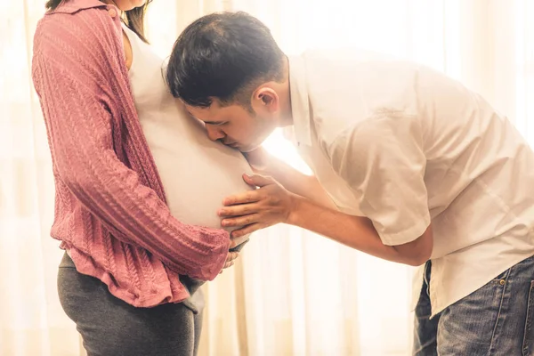 Hamile Çift Evde Sevgi Rahatlama Hisseder Annelik Hamilelik Bakımı Kavramı — Stok fotoğraf