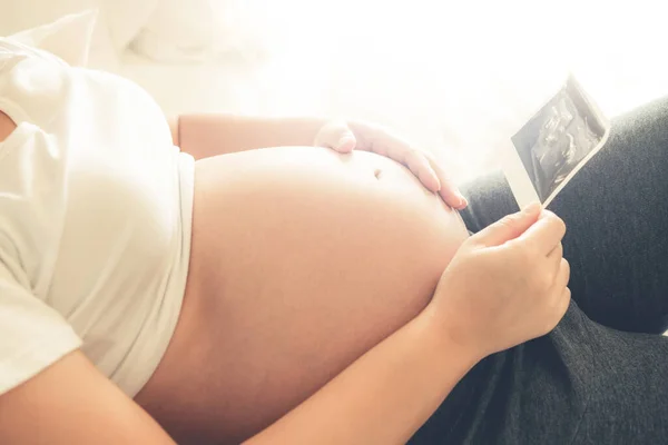 Těhotná Žena Cítí Šťastná Doma Zatímco Stará Své Budoucí Dítě — Stock fotografie