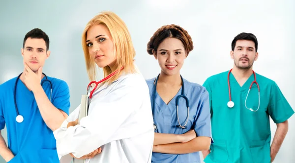 Hastane Ofisinde Klinikte Çalışan Profesyonel Doktor Diğer Doktorlar Hemşire Cerrahlarla — Stok fotoğraf