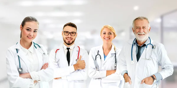 Kórházi Rendelőben Vagy Klinikán Dolgozó Hivatásos Orvos Más Orvosokkal Ápolóval — Stock Fotó